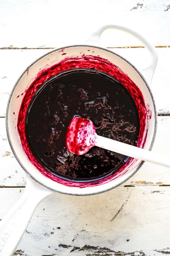 blåbärsfyllning ingredienser i vit kastrull efter kokning ner.