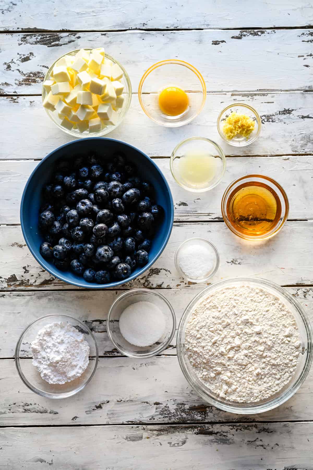 Ovanifrån av ingredienser för blåbärspoptårtor. 