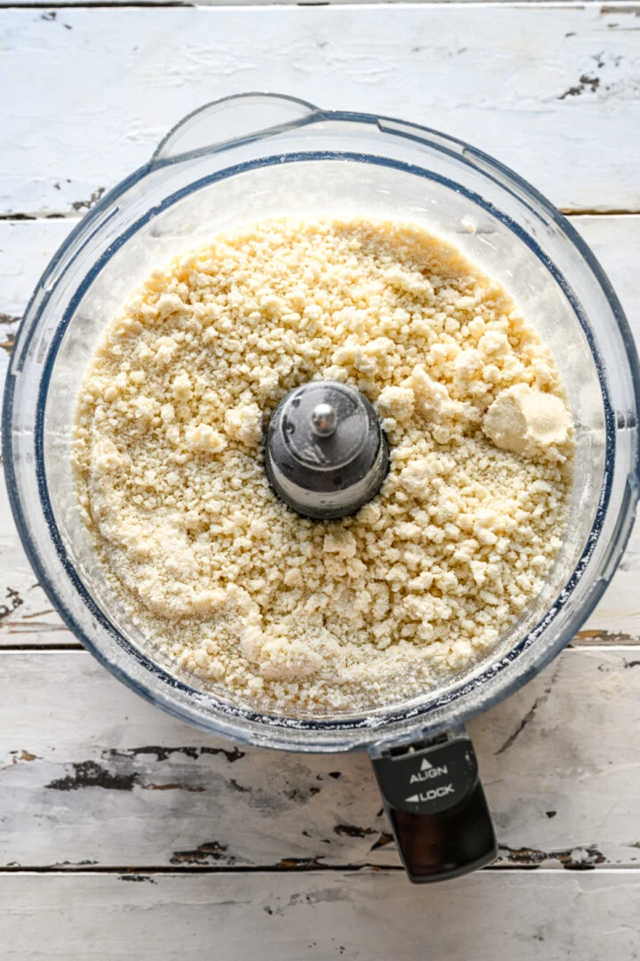 ovanifrån av pop tart deg ingredienser i matberedare efter att ha blandat ihop.