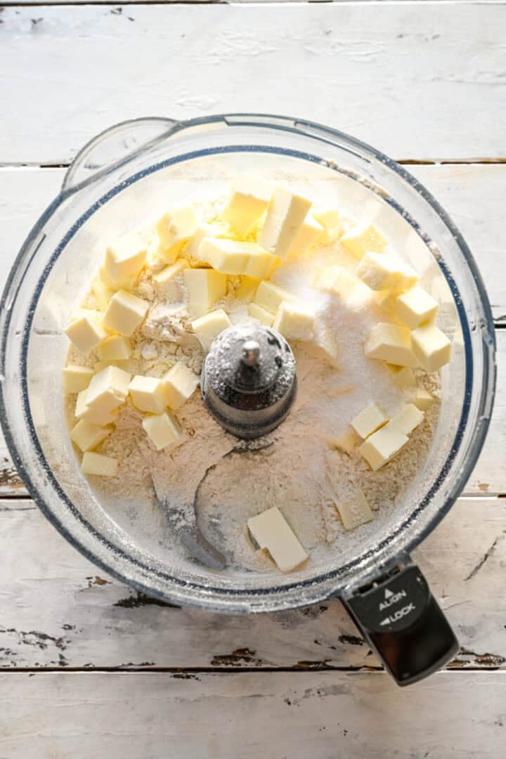 ovanifrån av pop tart deg ingredienser i matberedare innan du blandar ihop.