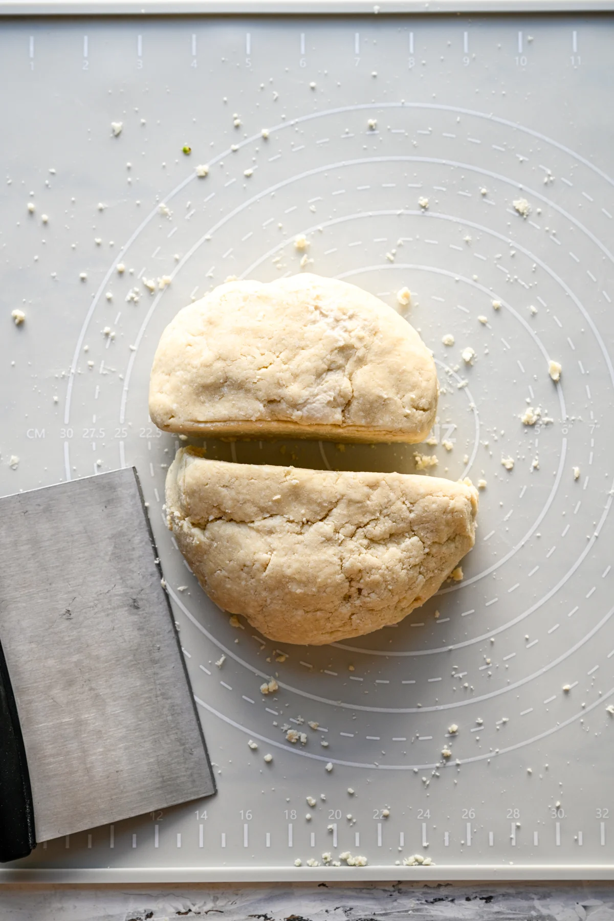 ovanifrån av poptärtdeg delad på mitten på bakplåten. 