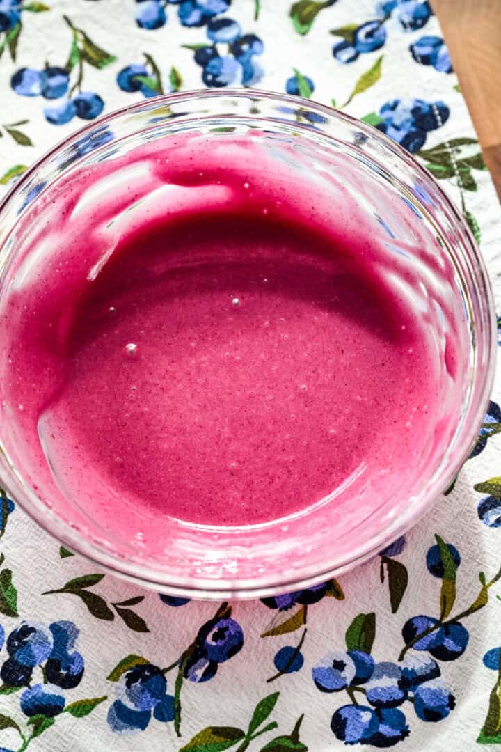 Blåbärsglasyr i en liten skål.