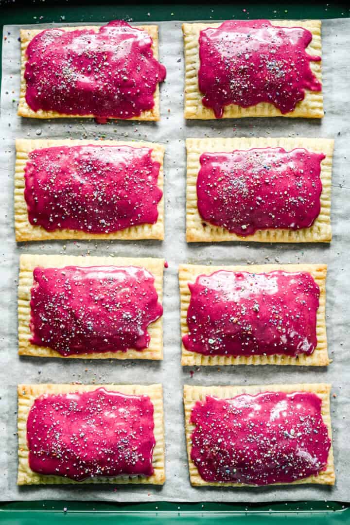 Ovanifrån av blåbärspoptårtor toppade med lila glasyr.