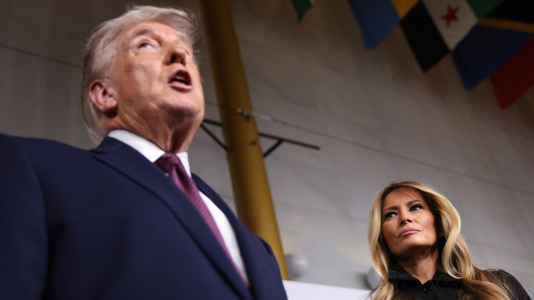 Melania Trump tittar på när Donald Trump pratar under ett evenemang