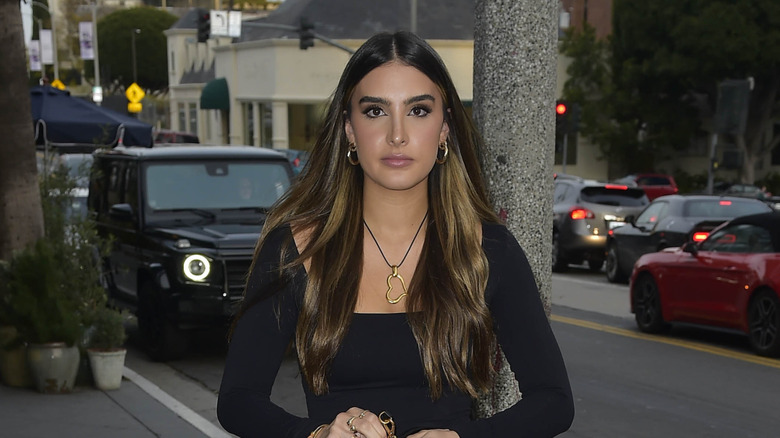 Sophia Umansky med ett allvarligt ansiktsuttryck gick ner i LA 2023