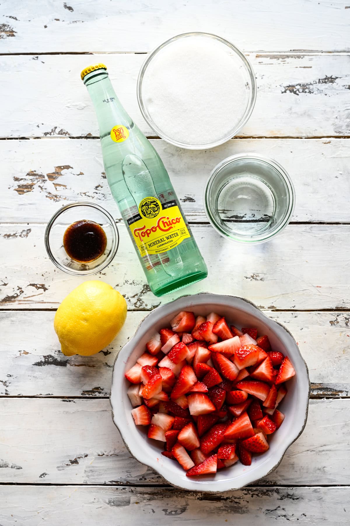 Ovanifrån av jordgubbsvaniljläskingredienser.