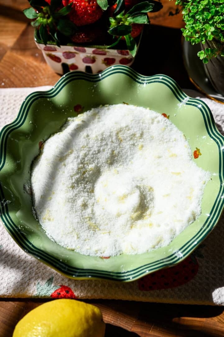 Socker budade med lite citronskal.