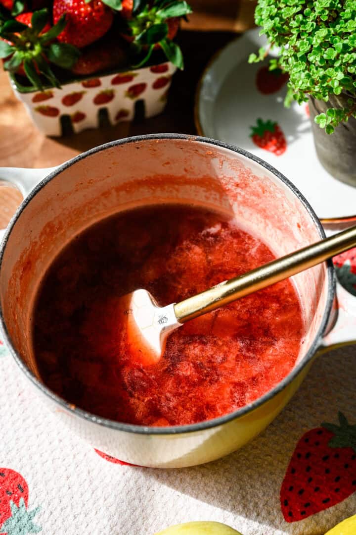 Ovanifrån av kokta jordgubbar.