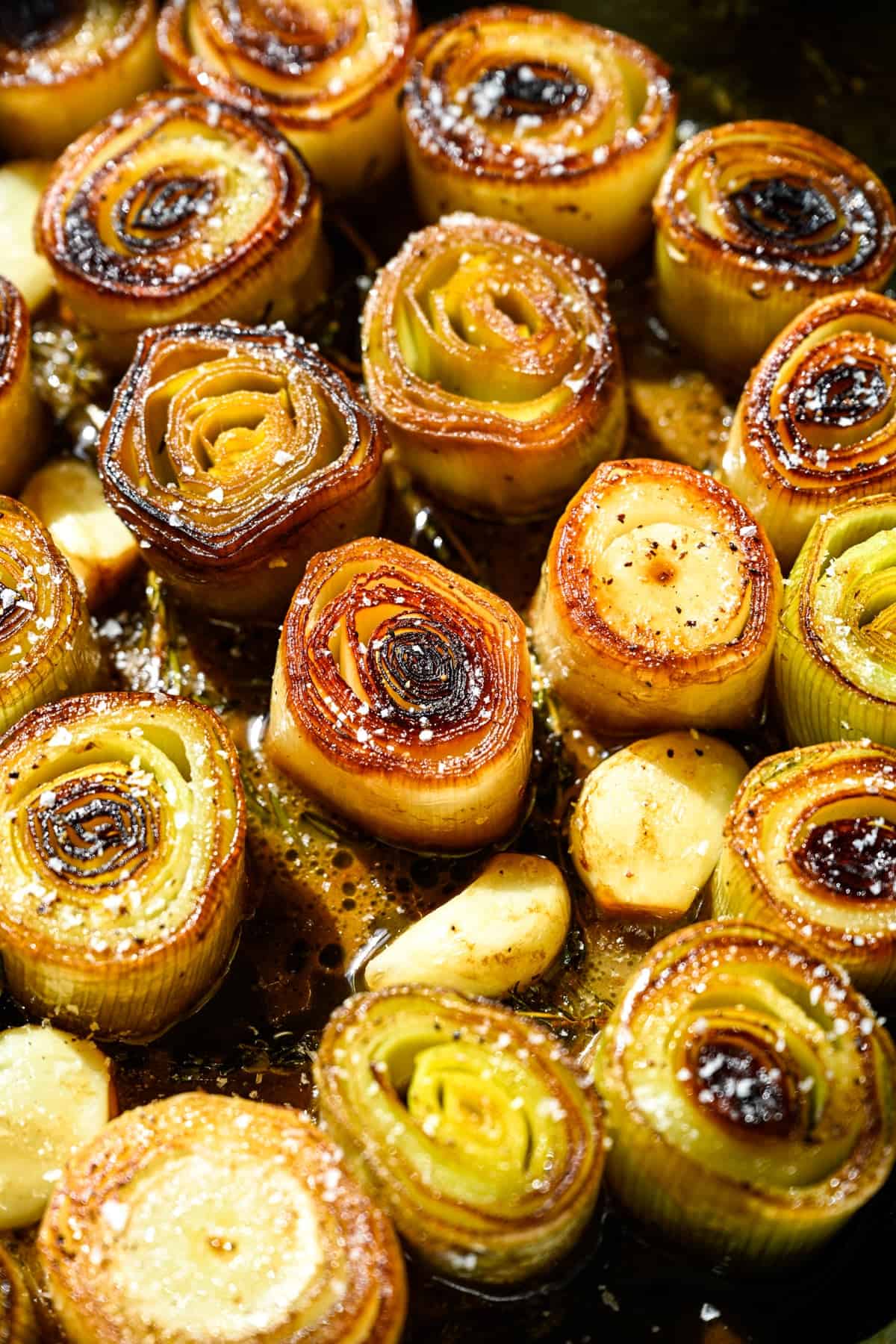 Ovanifrån av kokt purjolök i en panna.