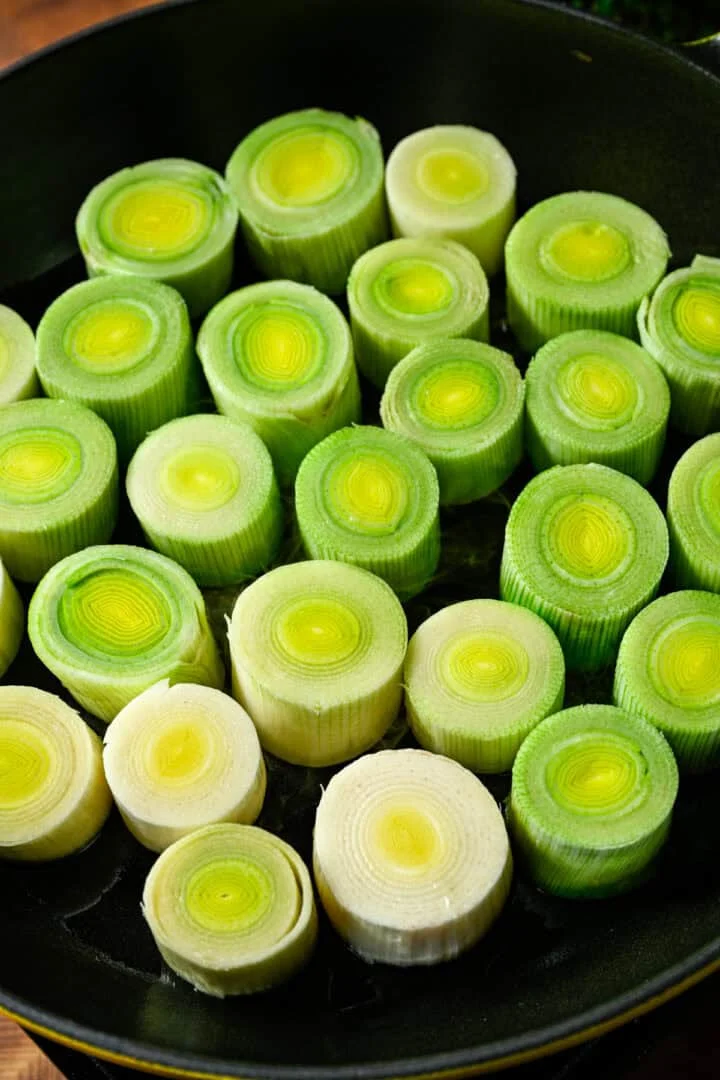 Ovanifrån av rå purjolök i en panna.