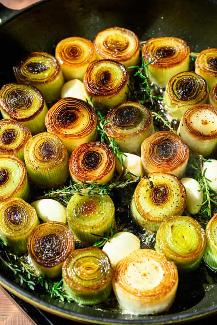 Ovanifrån av kokt purjolök i en panna.