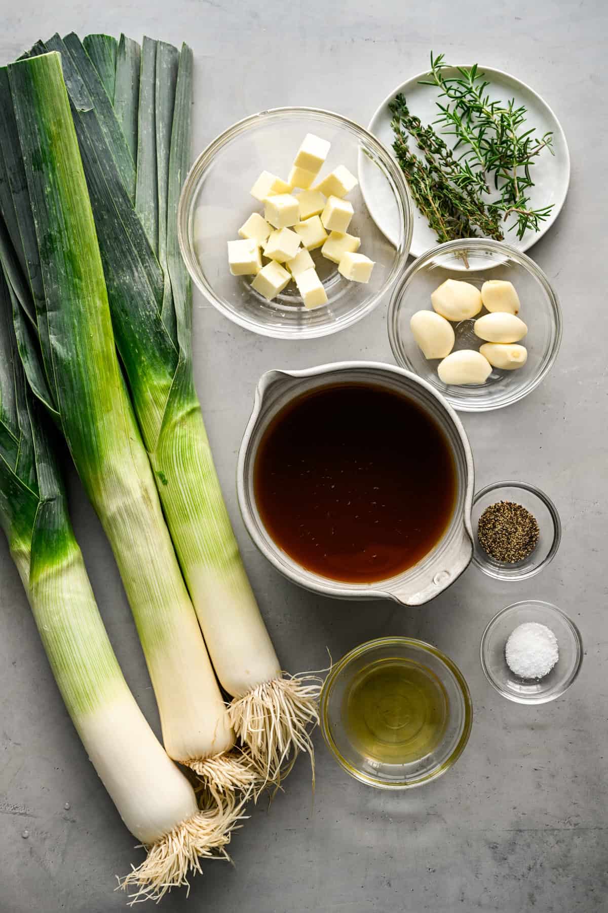 Ovanifrån av fondant purjolök ingredienser.