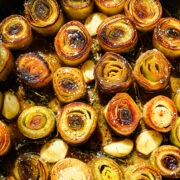 Ovanifrån av kokt purjolök i en panna.