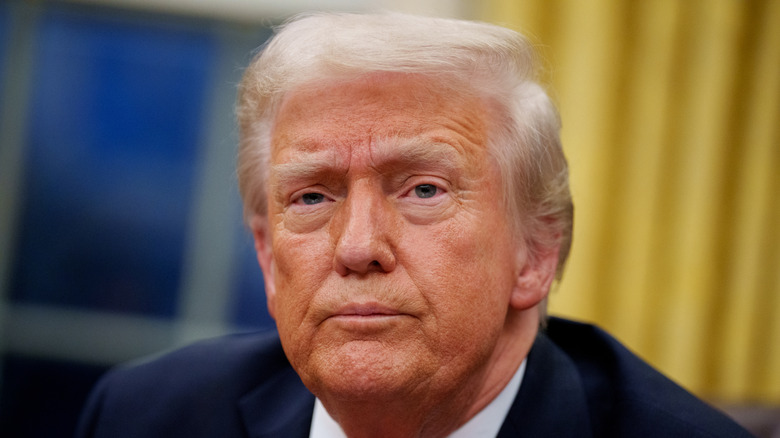 President Donald Trump svarar på en fråga från en reporter på Oval office