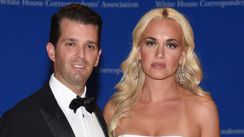 Donald Trump Jr och Vanessa Trump poserar tillsammans