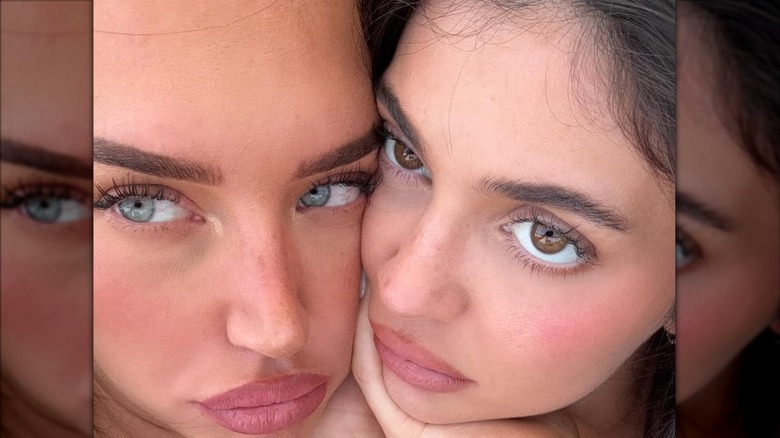 Kylie Jenner med knappt något smink poserar med Anastasia Karanikolaou