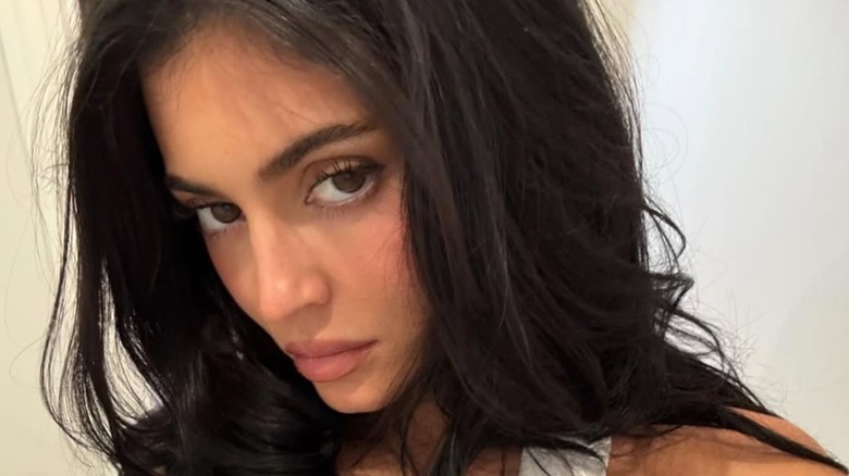 Kyie Jenner med en dämpad glamlook och en vit croptop