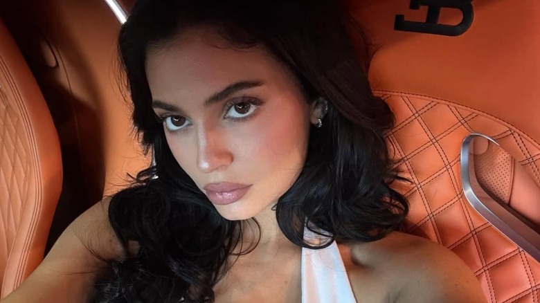 Kylie Jenner med en mjuk glamlook tar en selfie inuti sin Bugatti