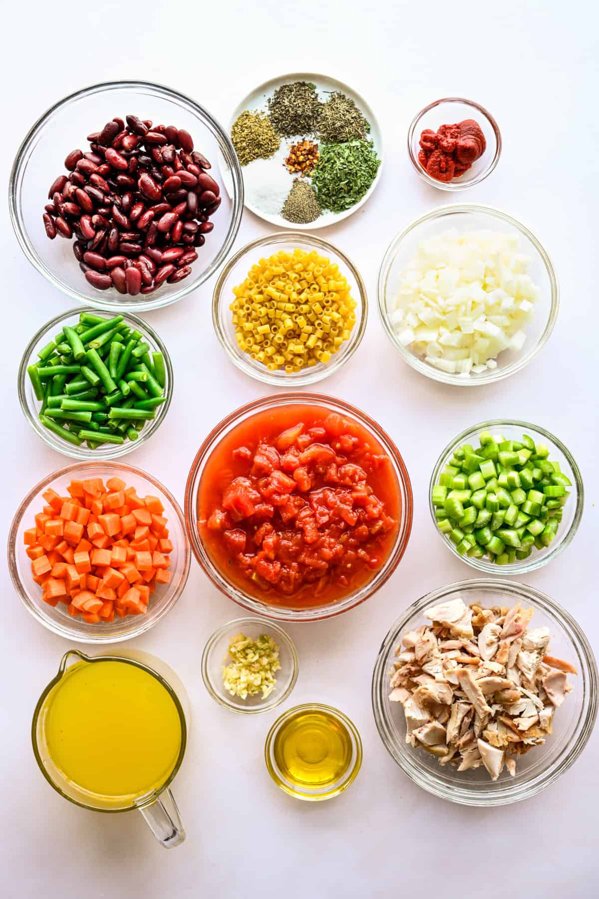 Ingredienser som behövs för kycklingminestronesoppa.