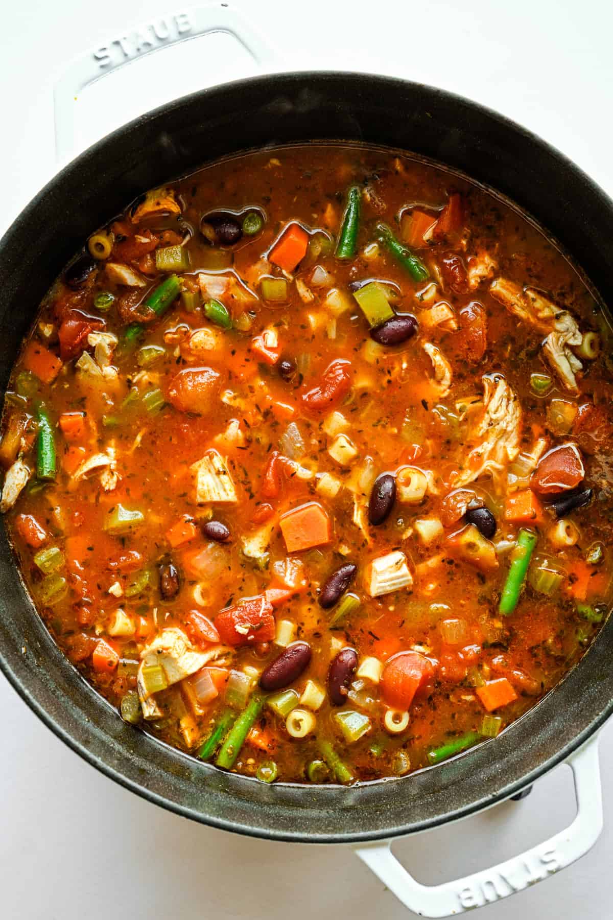 Pasta, haricots verts och kyckling puttrade i grytan med resten av ingredienserna.