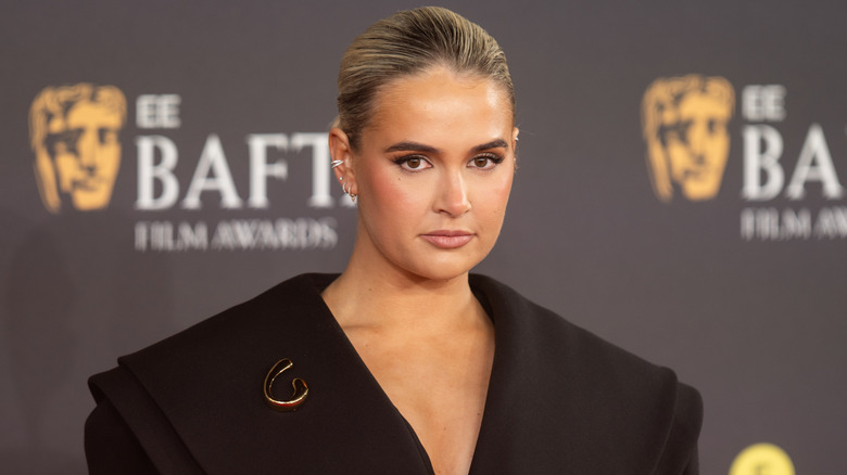 Molly-Mae Hague poserar i en svart jacka