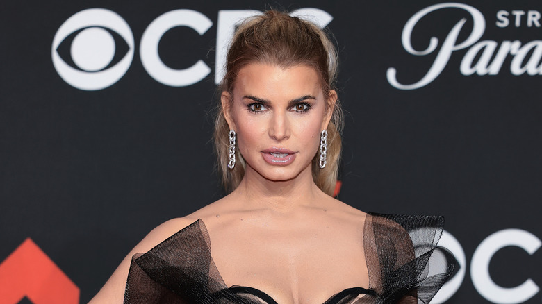 Jessica Simpson poserar i en svart klänning