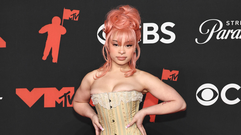 Ice Spice poserar i en korsett