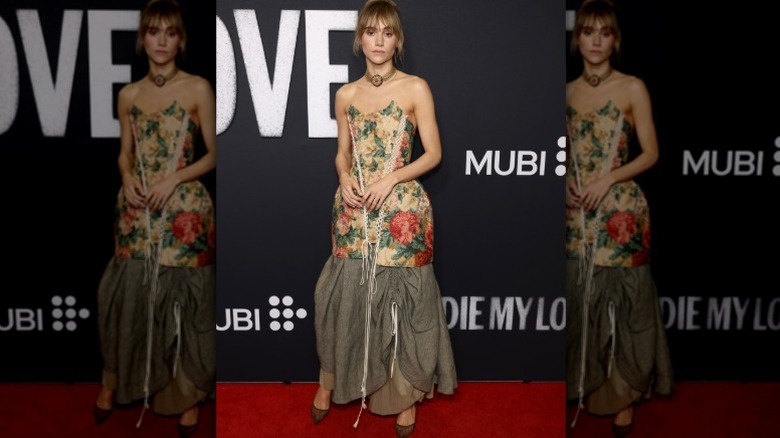 Suki Waterhouse anländer till Die My Love-premiären