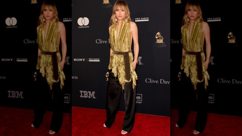 Suki Waterhouse poserar på en pre-Grammy-fest