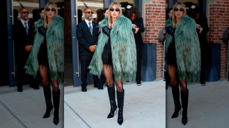 Suki Waterhouse går på en Michael Kors modevisning