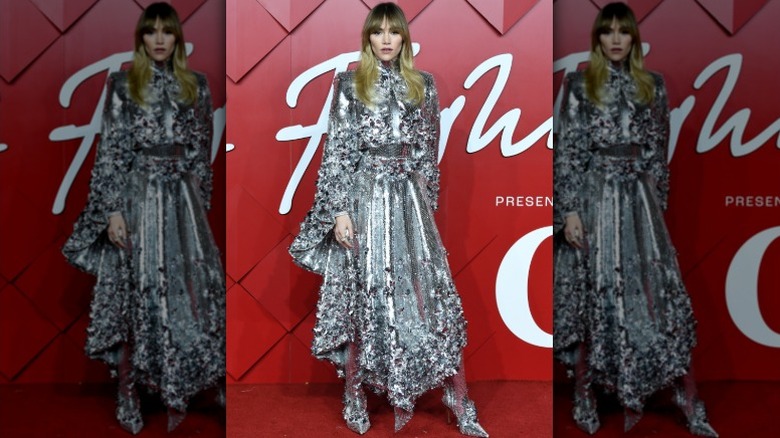 Suki Waterhouse anländer till British Fashion Awards