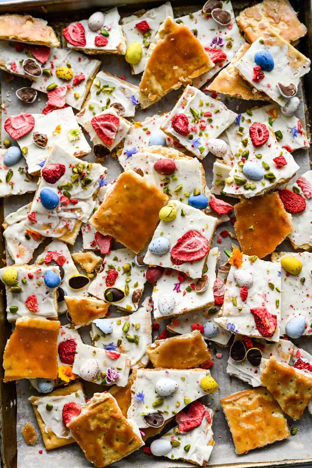 Bitar av påskspricka alla staplade ovanpå varandra på en plåt.