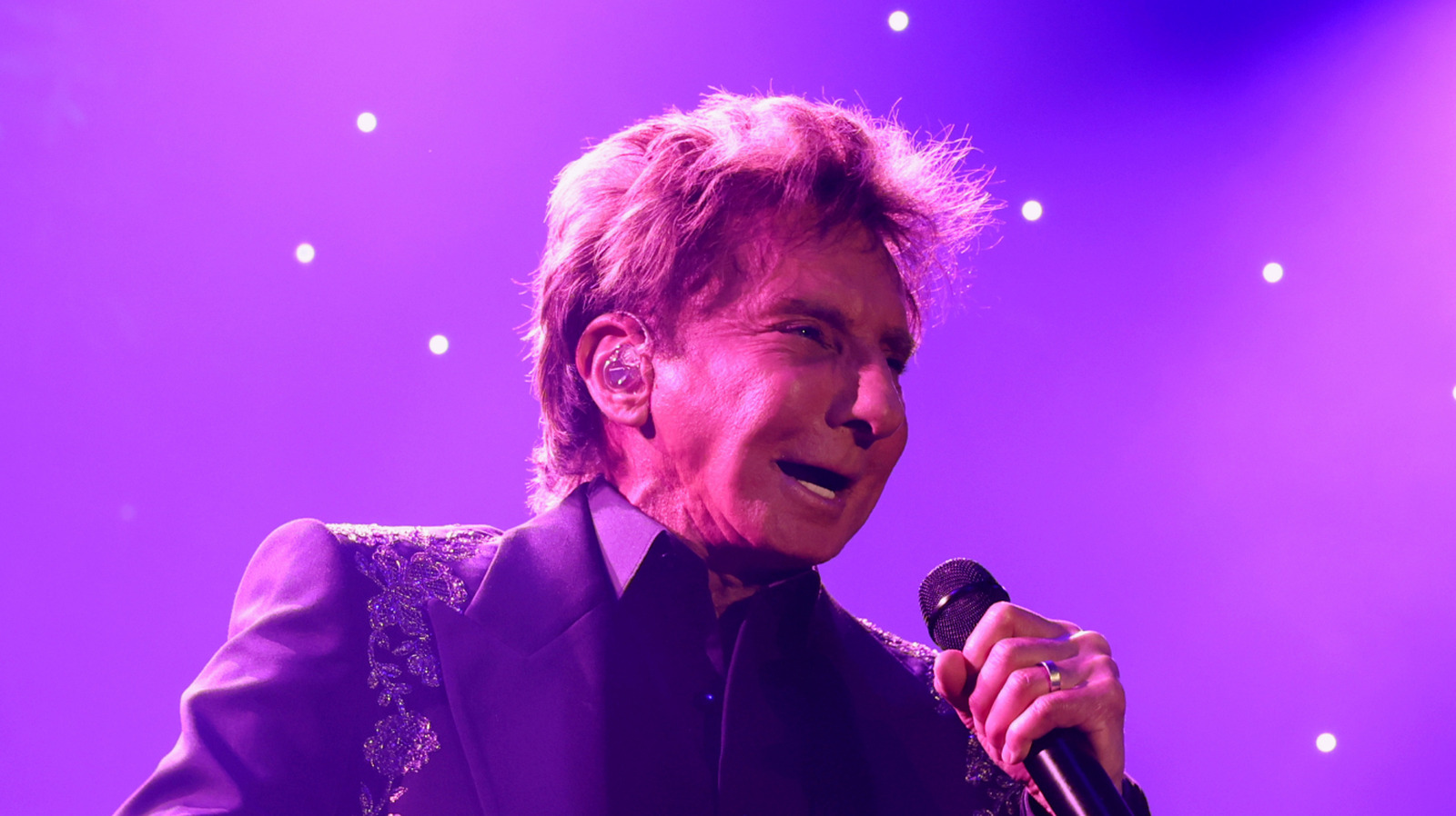 Rykten om plastikkirurgi hemsöker Barry Manilow - men vad har sångaren egentligen sagt om åldrande?