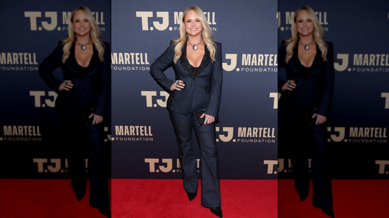 Miranda Lambert poserar med handen på höften på TJ Martell Foundations 49:e årliga New York Honors Gala