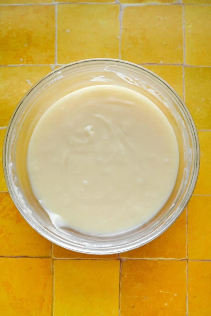 Smält vit choklad i en skål.