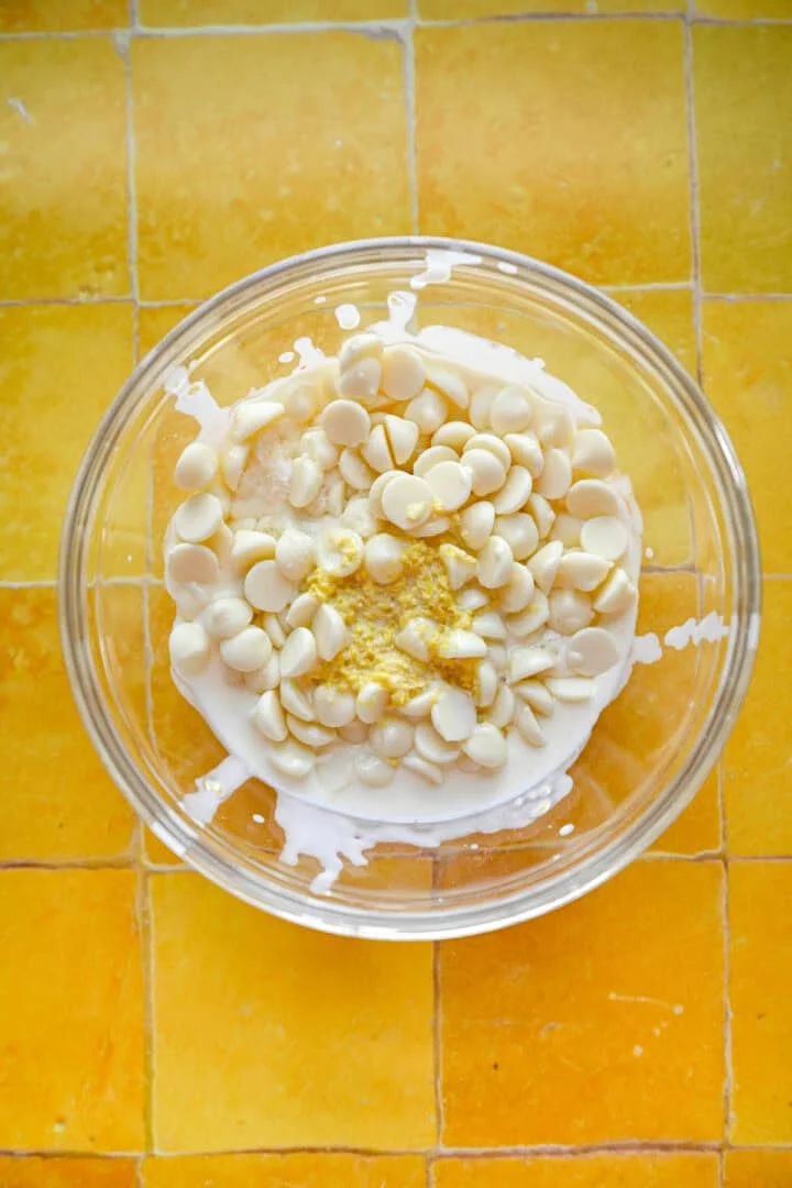 Ovanifrån av vit choklad innan smältning.