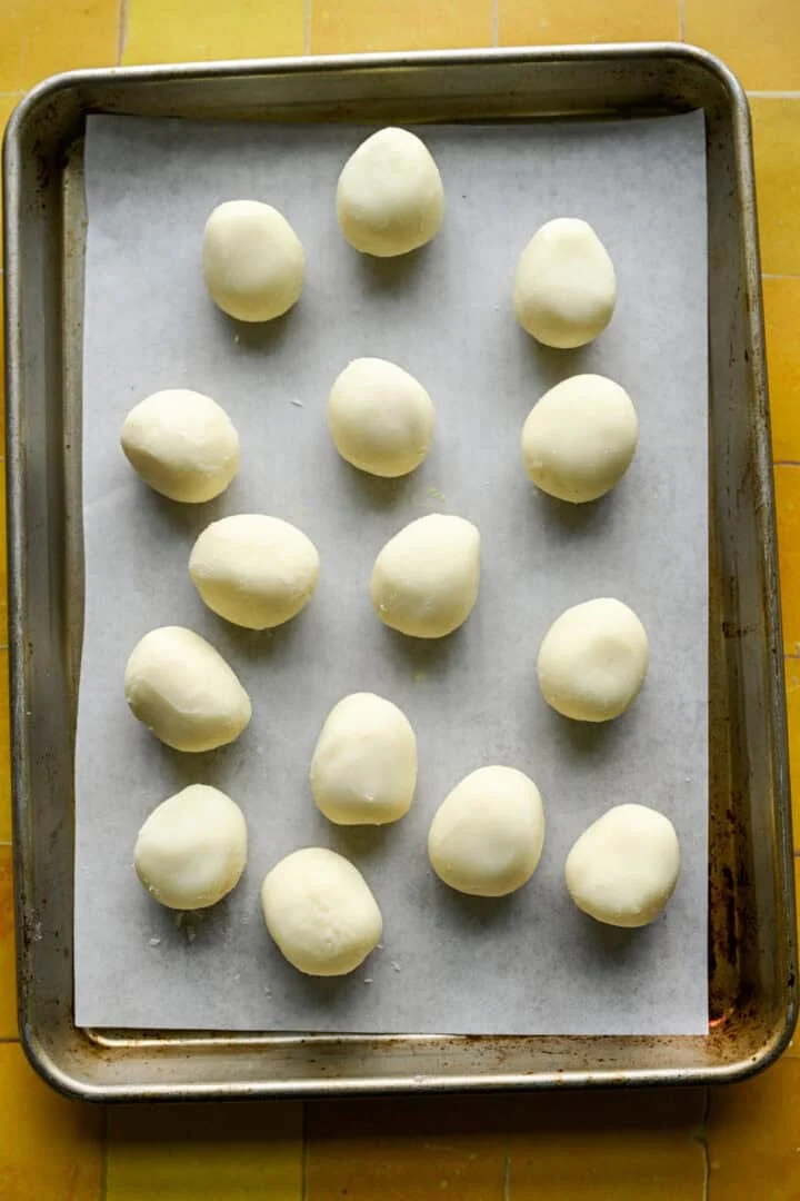 Ovanifrån av vit chokladtryffel innan doppning.