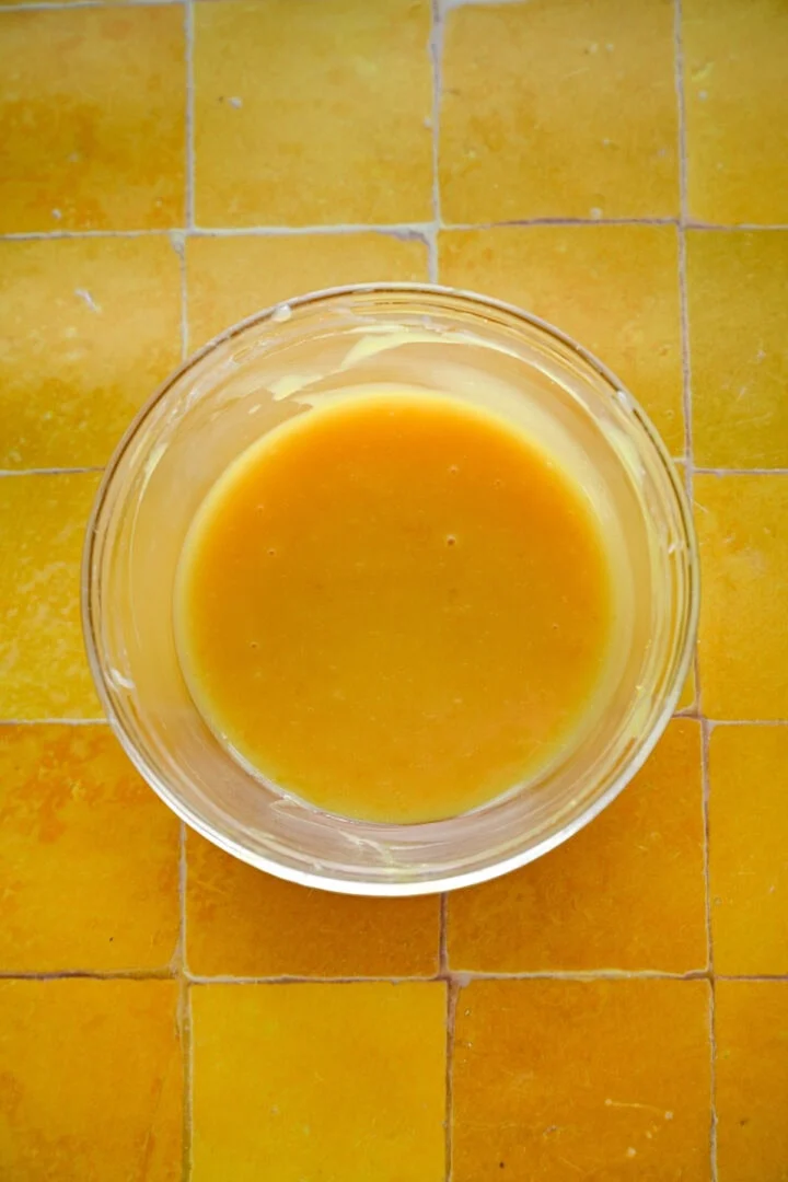 Gul mittblandning i en skål.