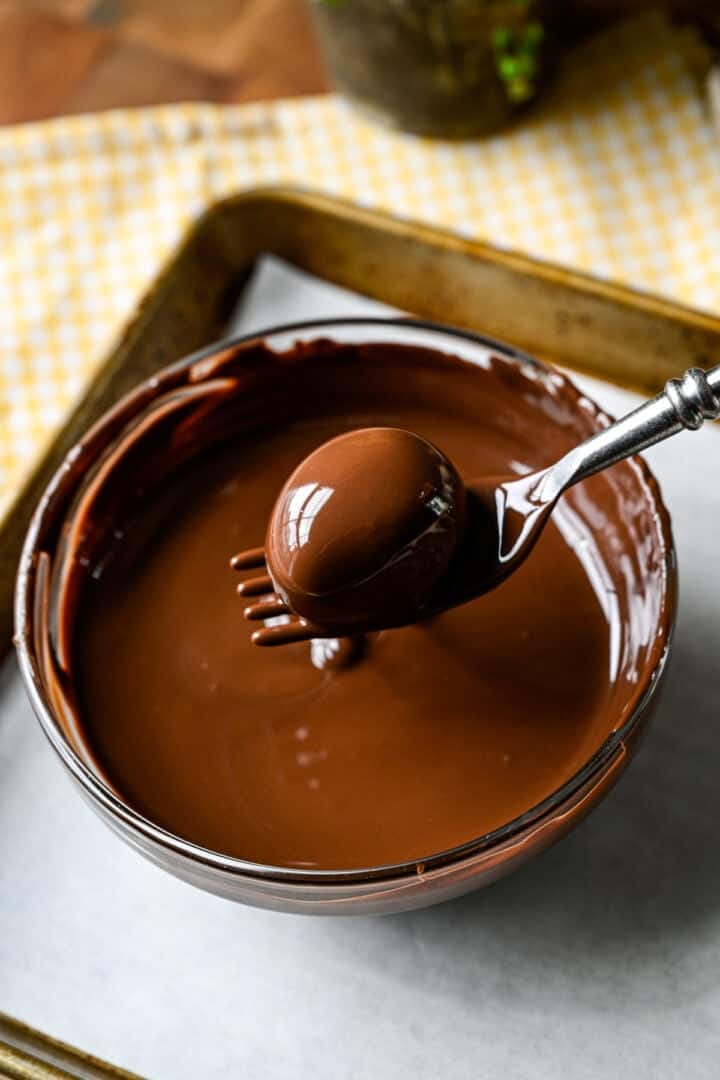 Ovanifrån av doppad chokladtryffel.