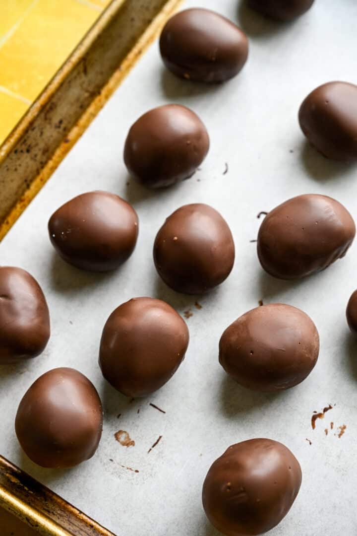 Ovanifrån av chokladäggtryffel på en arkpanna.