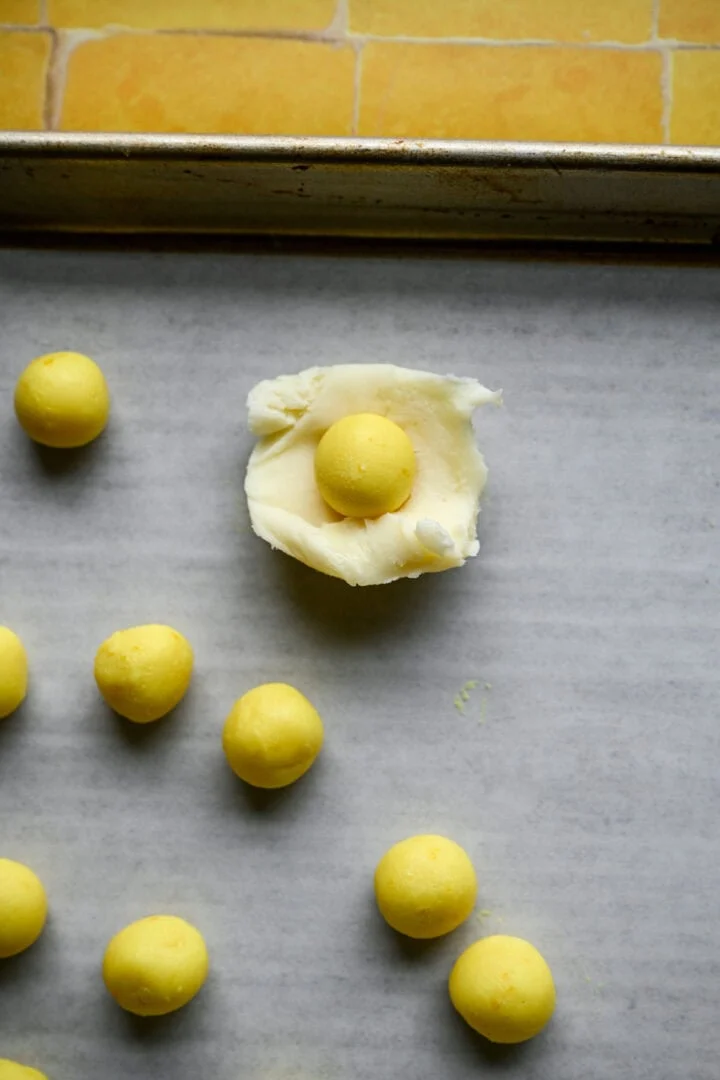 Vy ovanifrån av tryffel innan den gula mitten slås in.