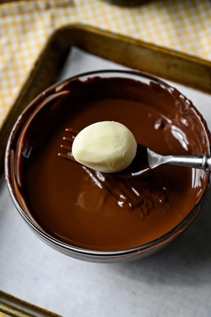 Ovanifrån av chokladtryffel innan doppning.