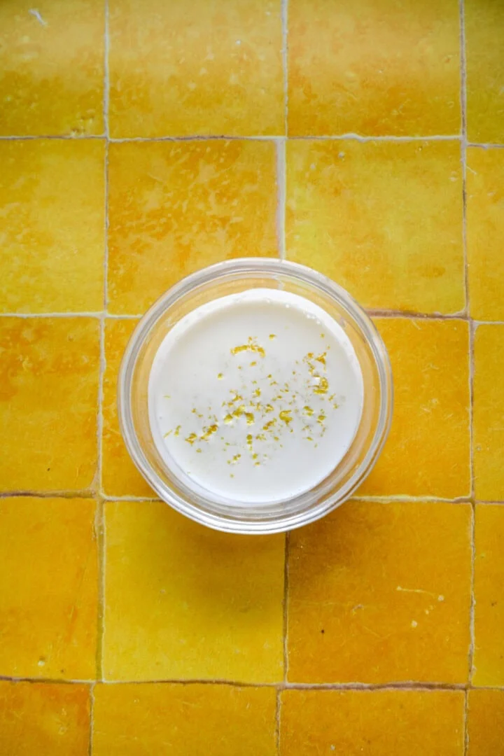 Tung grädde och citronskal i en skål.