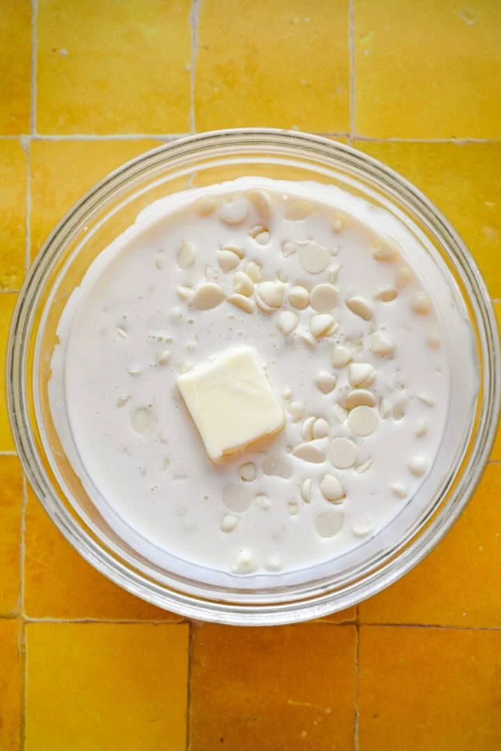 Ovanifrån av smält vit choklad i en skål.