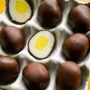 Ovanifrån av chokladäggtryffel i en äggbehållare.