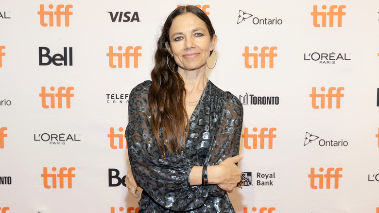 Justine Bateman poserar i en grå klänning