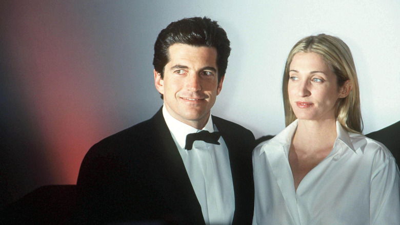 JFK Jr. och Carolyn Bessette Kennedy tittar åt sidan