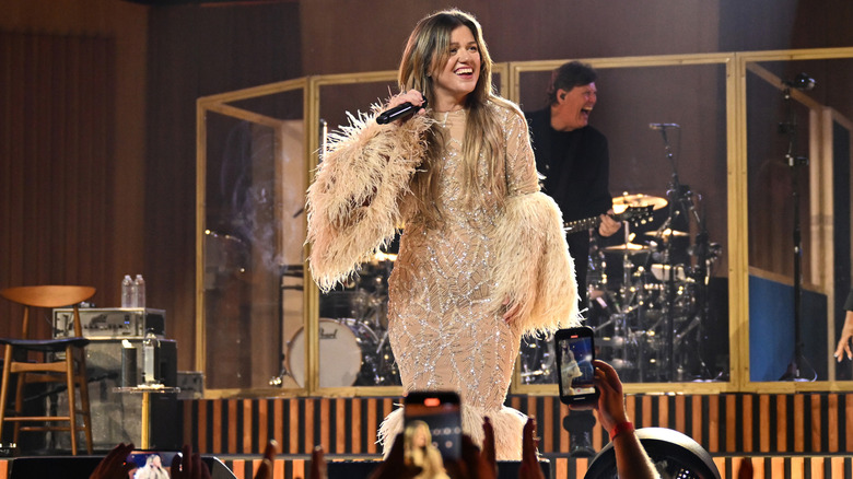 Kelly Clarkson i en beige hudtight klänning