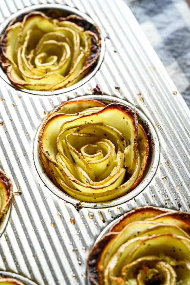 Ovanifrån av potatisskivor som blötläggs i kallt vatten.