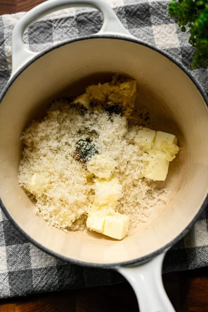 Ovanifrån av potatisrosingredienser i en gryta innan den smälter.